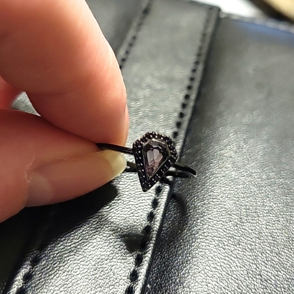 ST bath bomb ring, black/purple, sz 6